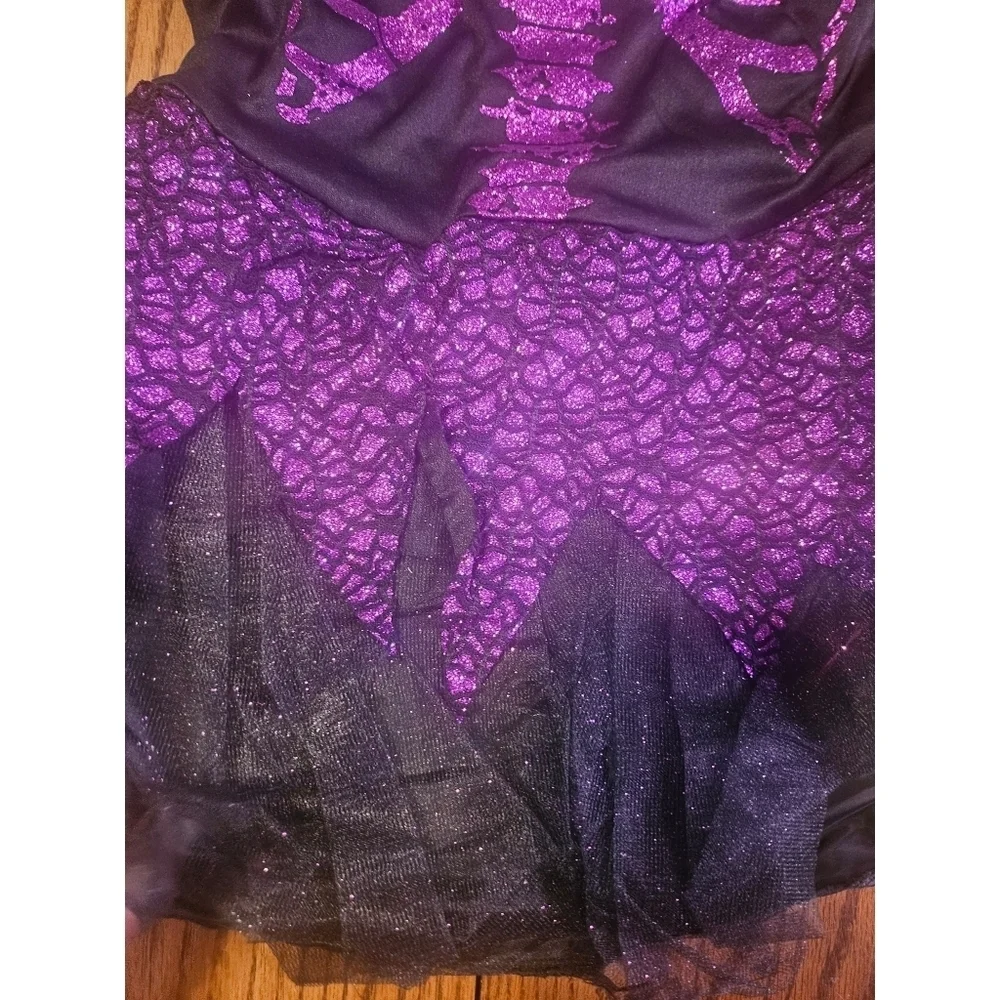Fantas Costumes includes black